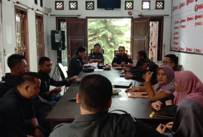 RAPAT MINGGUAN MENJADI RUTINITAS BAWASLU LEBAK 