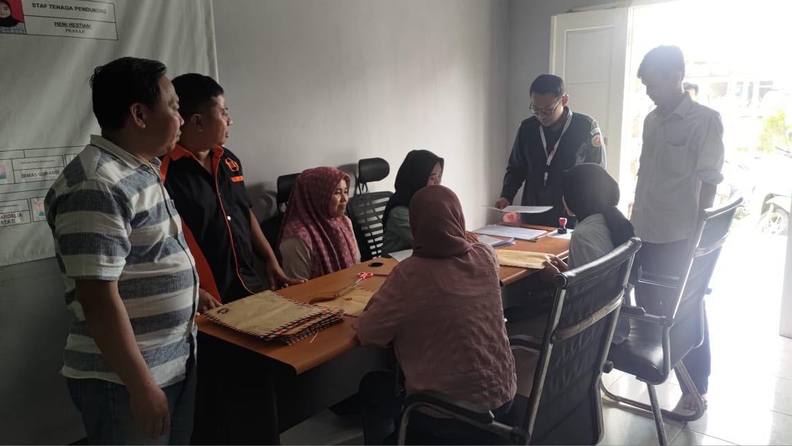 Petugas Penerimaan Pendaftaran di Wilayah Kabupaten Lebak, saat menerima Pendaftaran Pengawas TPS di Kantor Panwascam