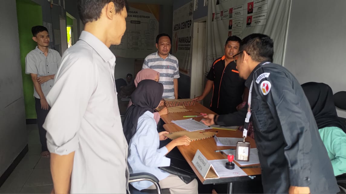 Petugas Penerimaan Pendaftaran Pengawas TPS di Wilayah Lebak saat menerima Pendaftar Pengawas TPS