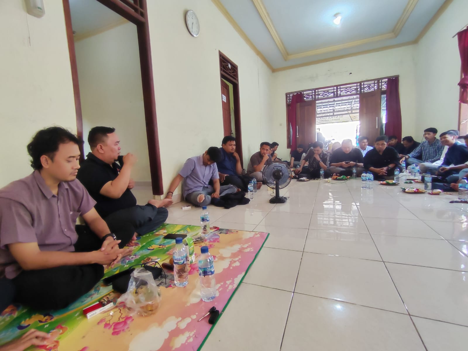 Ketua Bawaslu Lebak Dedi Hidayat bersama dengan Anggota Bawaslu Lebak Asep Rizal Murtadho saat memimpin Rapat Persiapan Coklit, Rabu (5/6/2024) di Gedung Sekretariat Gakkumdu Lebak