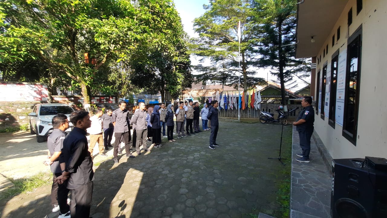 Ketua Bawaslu Kabupaten Lebak Dedi Hidayat saat Pimpin Apel Apel Siaga Pengawasan Pemutakhiran Daftar Pemilih. Senin, (24/06/2024)