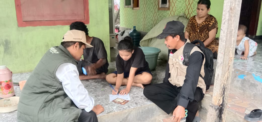Pengawas Desa di Wilayah Lebak saat mengawasi proses pencocokan dan penelitian daftar pemilih di salah satu rumah warga di wilayah Lebak