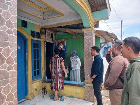 Anggota Bawaslu Kabupaten Lebak Asep Rizal Murtadho saat melakukan uji petik di salah satu rumah warga di Desa Rangkas Bitung Timur