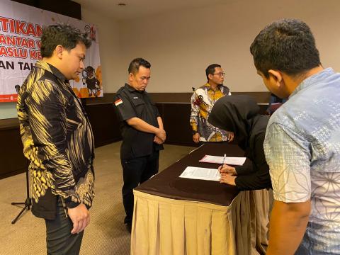 penandatanganan berita acara pelantikan