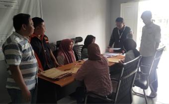 Petugas Penerimaan Pendaftaran di Wilayah Kabupaten Lebak, saat menerima Pendaftaran Pengawas TPS di Kantor Panwascam