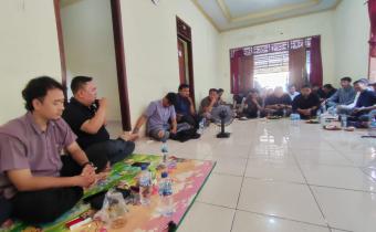 Ketua Bawaslu Lebak Dedi Hidayat bersama dengan Anggota Bawaslu Lebak Asep Rizal Murtadho saat memimpin Rapat Persiapan Coklit, Rabu (5/6/2024) di Gedung Sekretariat Gakkumdu Lebak