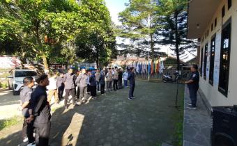 Ketua Bawaslu Kabupaten Lebak Dedi Hidayat saat Pimpin Apel Apel Siaga Pengawasan Pemutakhiran Daftar Pemilih. Senin, (24/06/2024)