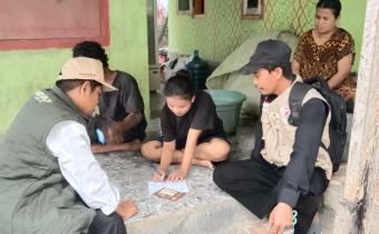 Pengawas Desa di Wilayah Lebak saat mengawasi proses pencocokan dan penelitian daftar pemilih di salah satu rumah warga di wilayah Lebak